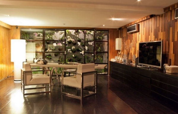 luxuosa villa de férias bali sala de jantar painéis de madeira jardins verticais
