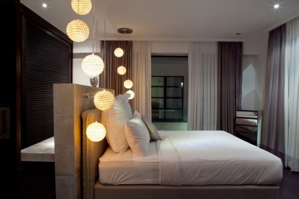 villa de férias de luxo em bali quarto pendente com bola de luzes