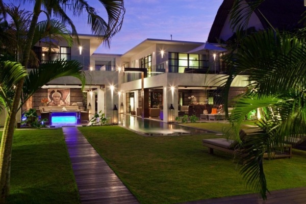 villa de férias de luxo bali palmeiras iluminação gramado