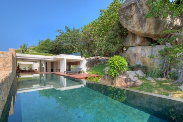 vivenda de férias de luxo com piscina rodeada por rochas florestais
