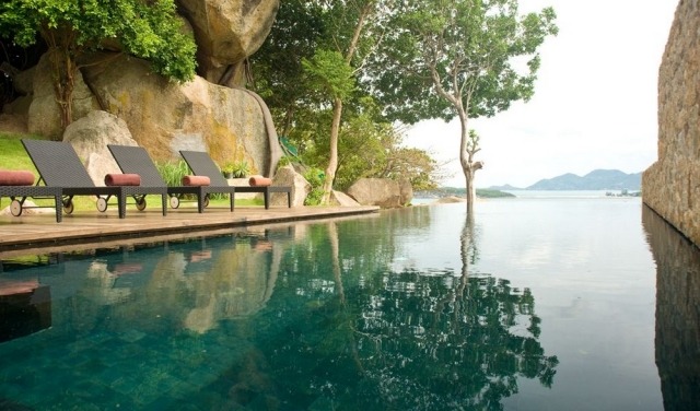 villa de férias de luxo na tailândia-piscina-terraço-vime-espreguiçadeiras
