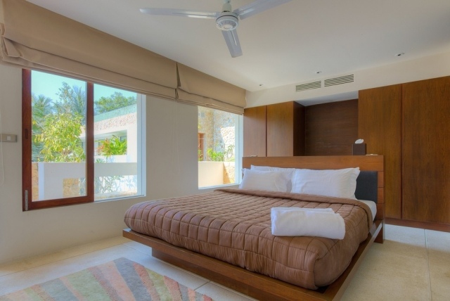 villa de férias-tailândia-suíte-cama de madeira-janela persianas-piso de ladrilhos-arenito-ótica