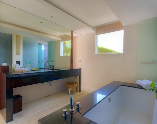 banheiro-samujana-férias-villa-parede-espelho-granito-penteadeira
