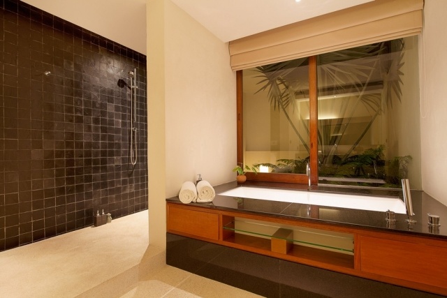 villa-feriado-Tailândia-banheiro-móveis-preto-azulejos de parede