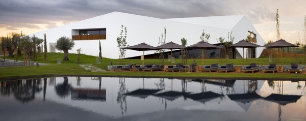 Hotel moderno com piscina de formato contemporâneo