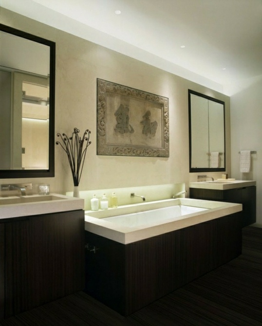 Banheiro luxuoso com design de madeira