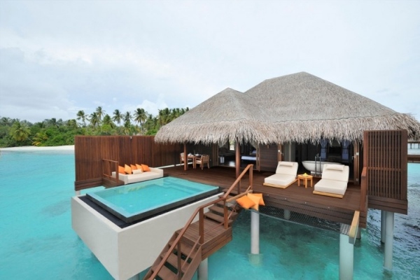 Villa no oceano sobre palafitas nas Maldivas