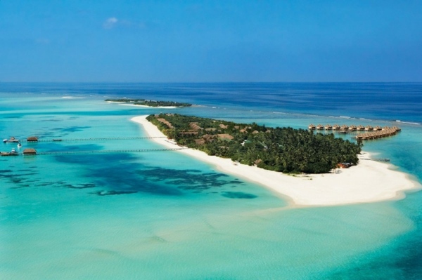 Água azul das Maldivas da ilha de Kanuhura