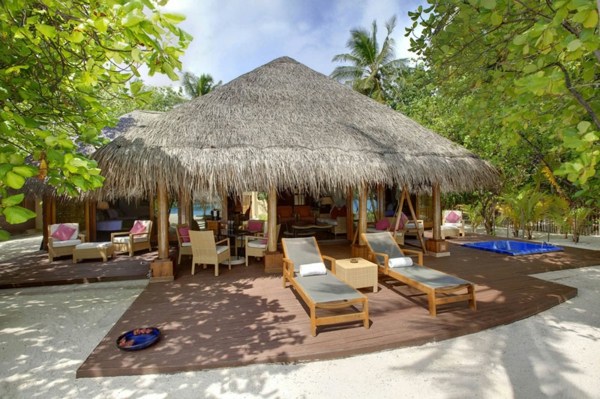 Bar de praia dos sonhos de férias no terraço de madeira nas Maldivas