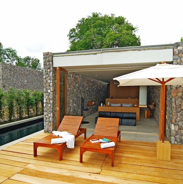 villa moderna terraço de madeira arquitetura em pedra natural projeto mentindo