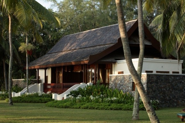 bangalô resort moderno com telhado de palha tanjong jara experiência de viagem paisagem