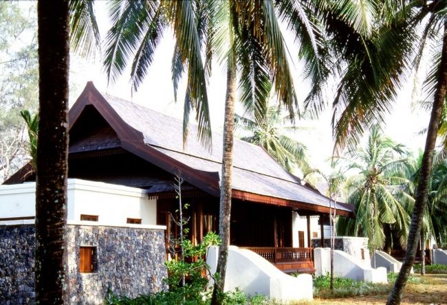Costa leste da Malásia - Tanjong Jara Resort - complexo de bangalôs com jardim de palmeiras