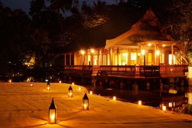 Resort de bangalôs de luxo com lanternas do lado de fora