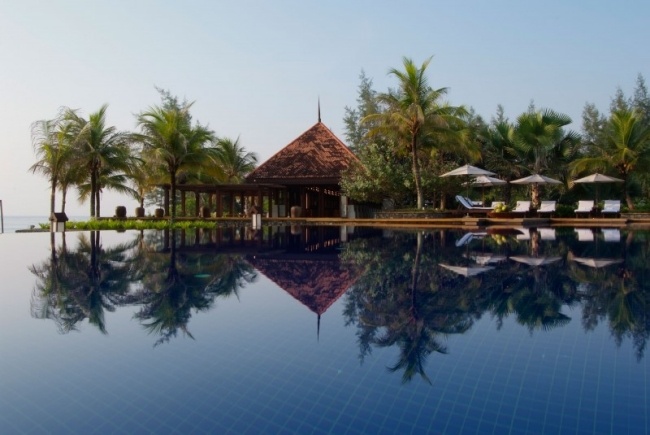 Resort de luxo na Malásia, pavilhão com telhado de palha, palmeiras, paisagem, piscina