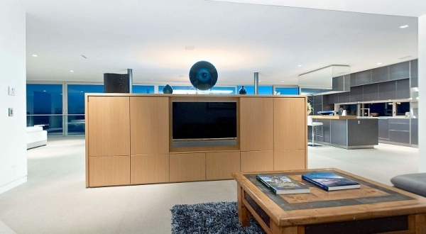 luxuosa villa com gabinete de madeira sistema de tv
