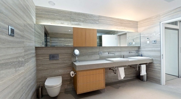 casa de banho luxuosa com azulejos de pedra de design