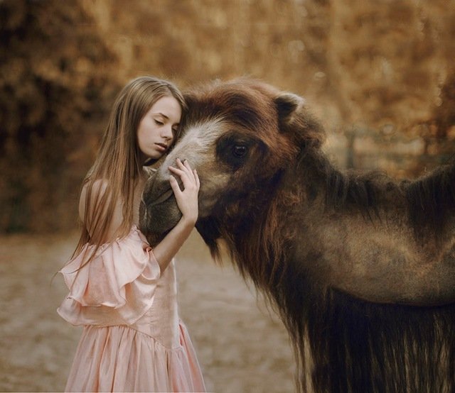 Estilo nórdico de menina com camelo