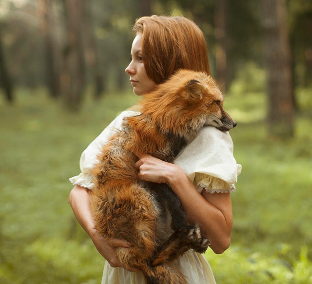 Mulher com uma raposa nos braços