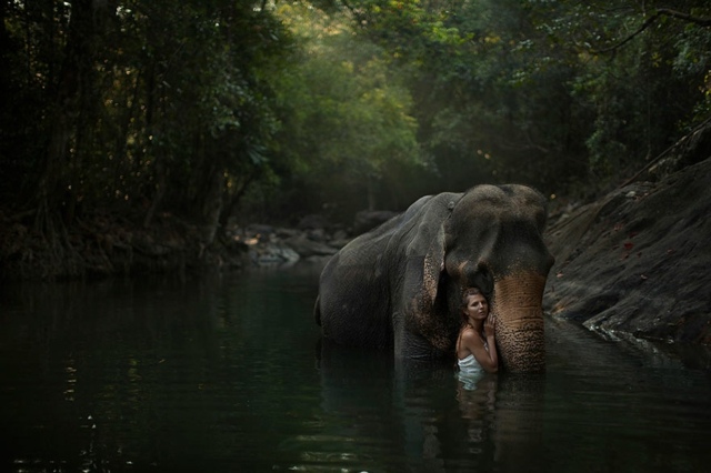 Mulher-com-elefante-no-rio