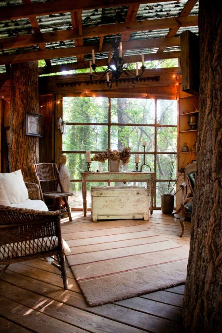 casa da árvore-estar-estar-sala-cômoda-sideboart-antiguidade-tapete-ratan-mobília-luzes de fadas