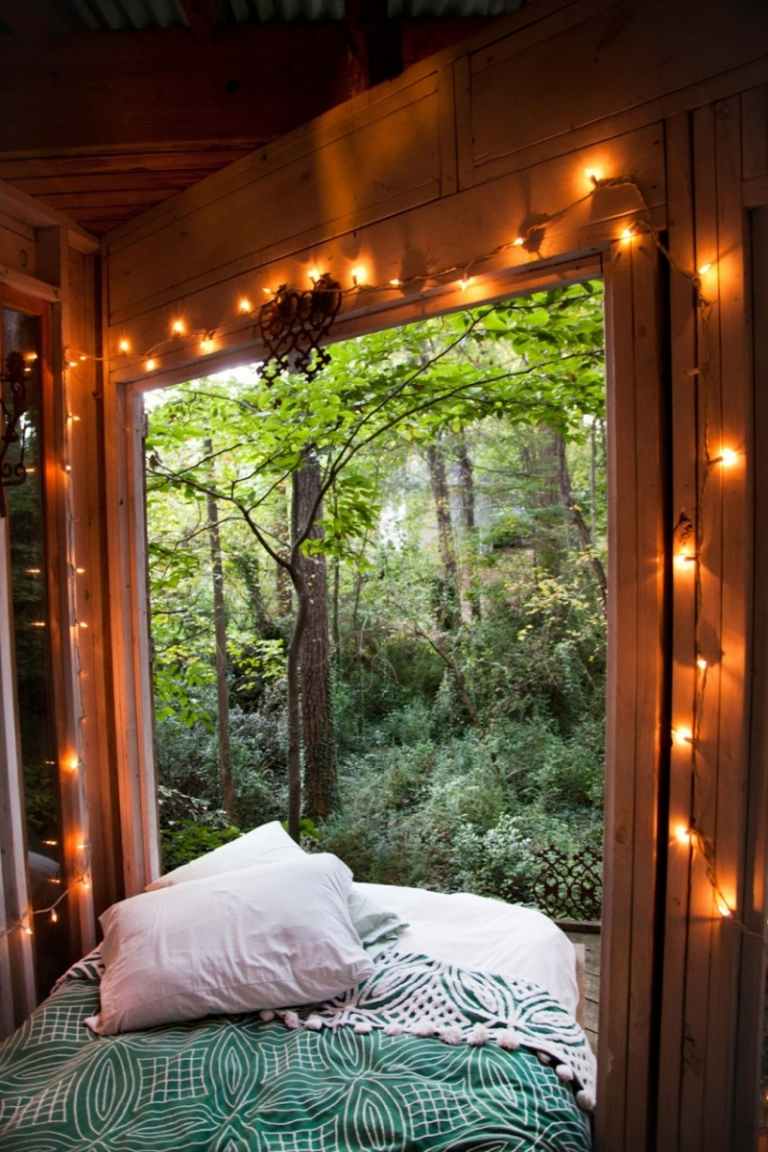 Casa na árvore para viver -quarto-luzes de fada-madeira-árvores-floresta-arbustos