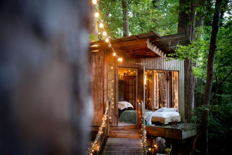 Casa na árvore para estar-quarto-ponte de corda-luzes de fada-romântico-natureza-árvores-floresta