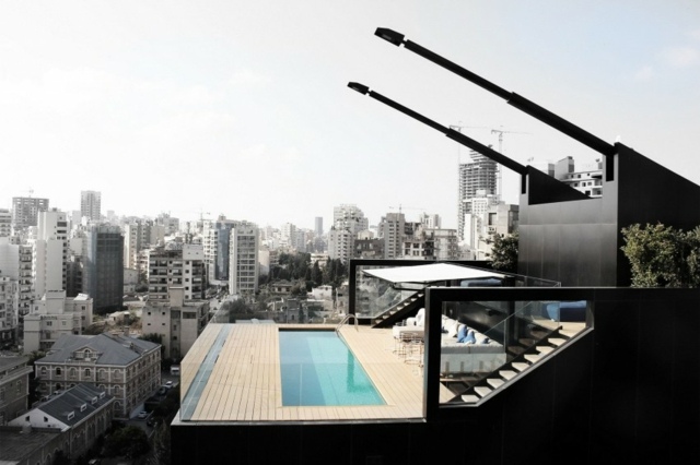 Loft-apartamento-com-piscina-madeira-varanda-móveis-em-branco