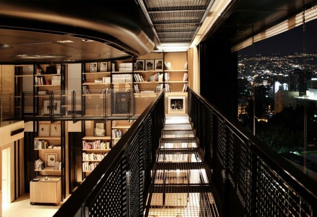 Muitas estantes de livros na parede de piso de madeira