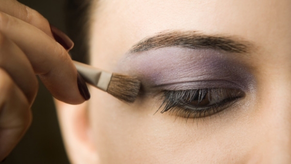 Pálpebras caídas como cores de maquiagem e sombra lápis kohl
