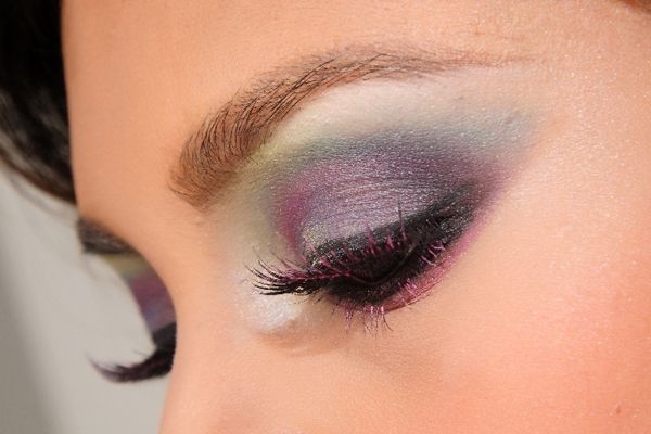Olhos fundos bem maquiados com cores de sombra