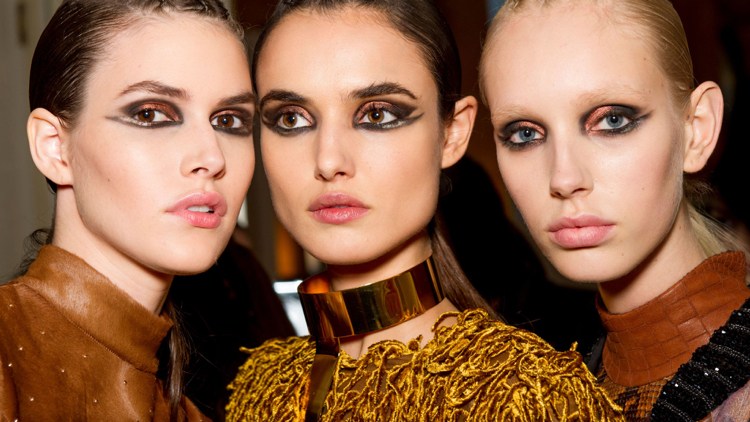 Tendências de maquiagem outono-balmain-metal-olhos