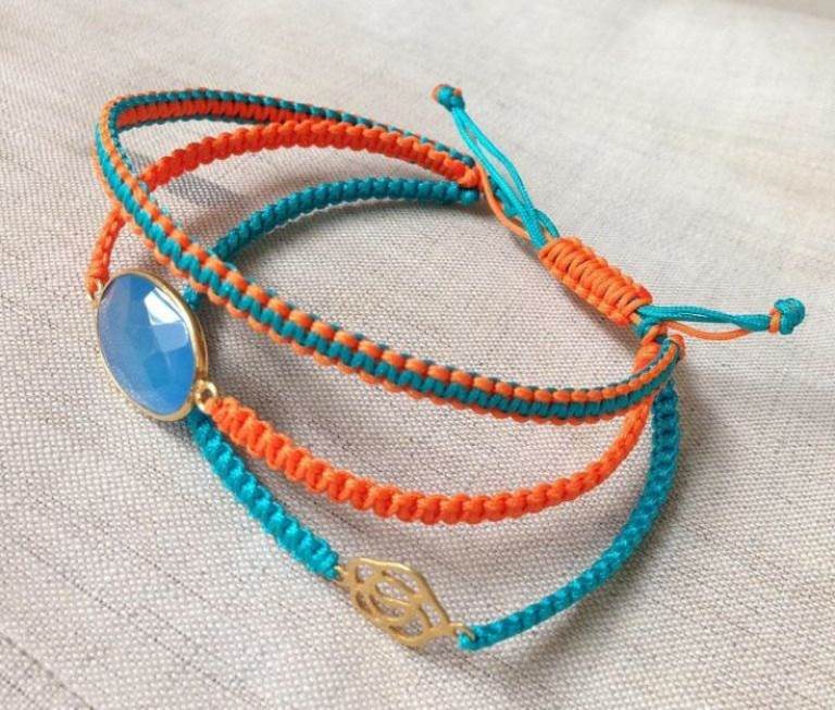 pulseira macramé amizade laranja azul claro pingente feminino acessório