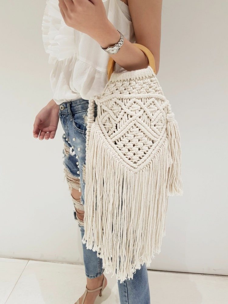 Bolsa macrame com franjas longas como uma bolsa em estilo boho