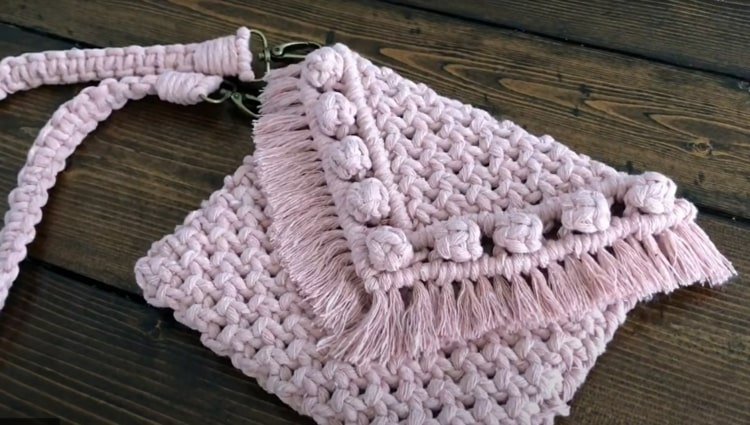 Bolsa de macramê faça você mesmo - clutch com franjas e alças com nós de costela