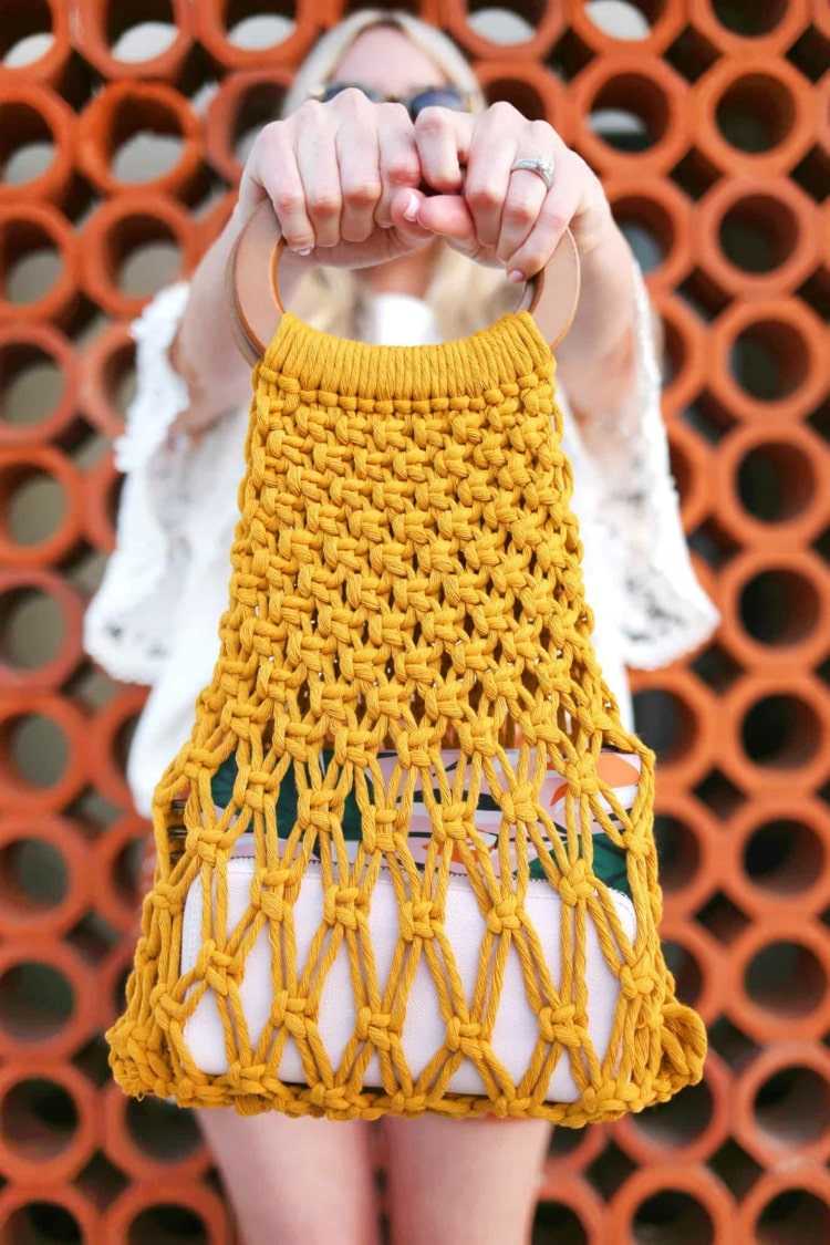 Bolsa boho amarela com malhas estreitas e largas