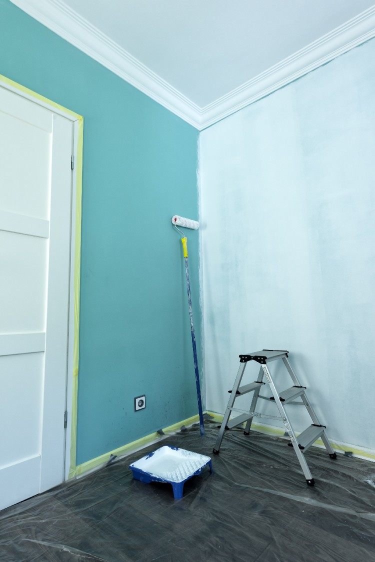 Antes de pintar, você deve selar pisos, molduras de portas e janelas