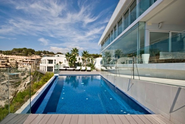 Vilal Dreamlike em Mallorca com piscina infinita e terraço com espreguiçadeiras