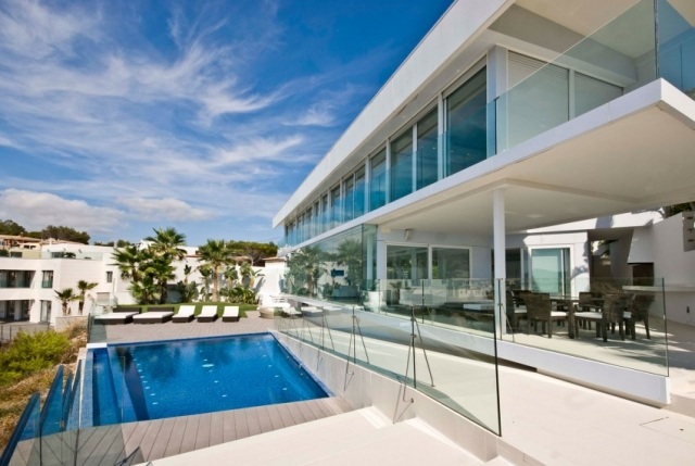 Villa Mallorca Gold - Corrimão de vidro do terraço frontal com janela luxuosa