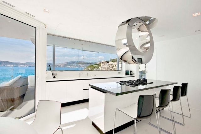 Cozinha-branco-ultra-moderno-exaustor-capô-aço inoxidável-design-acesso-terraço