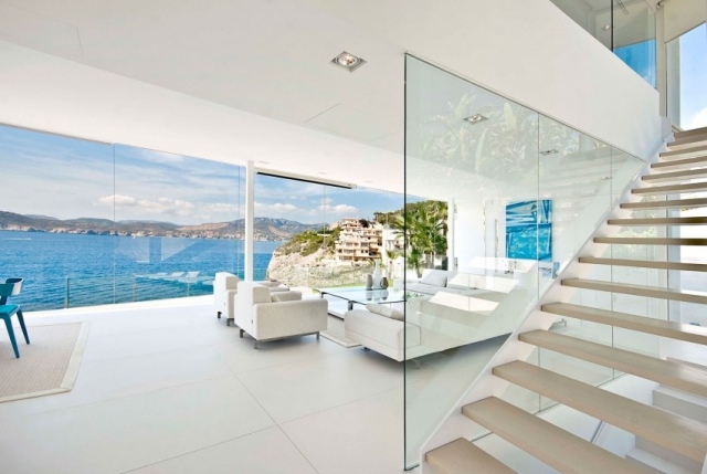 Interior-design-mallorca-villa-white-mobiliário-escada-degraus de madeira
