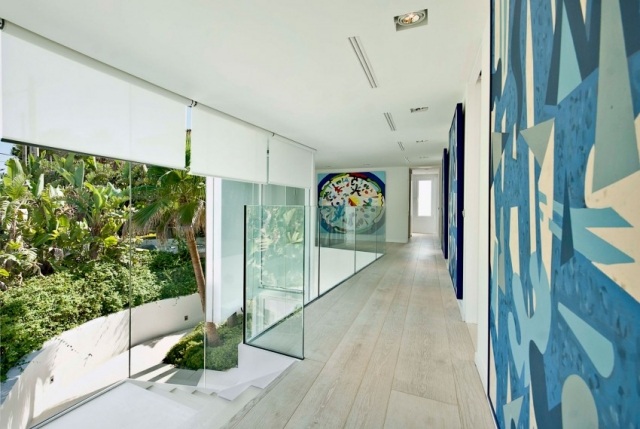 Villa purística em Maiorca com acesso ao jardim com paredes decoradas