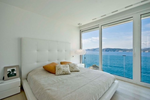 Quarto-com-banheiro-en-suite-vista-mar-cama estofada-branco