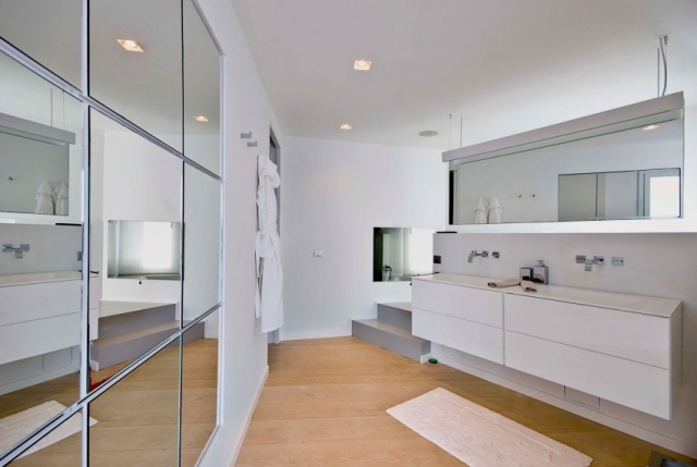 Banheiro-en-suite-Mallorca-ouro-espelho-parede-móveis retangulares