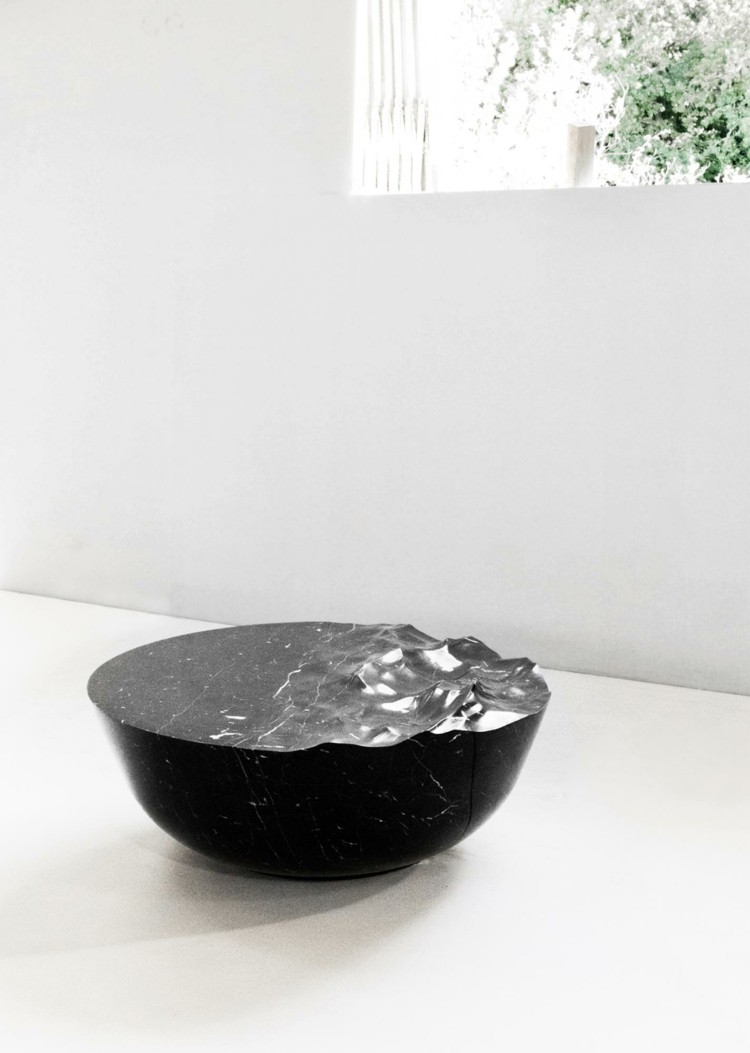 mesa de centro em mármore preto estrutura ondulada