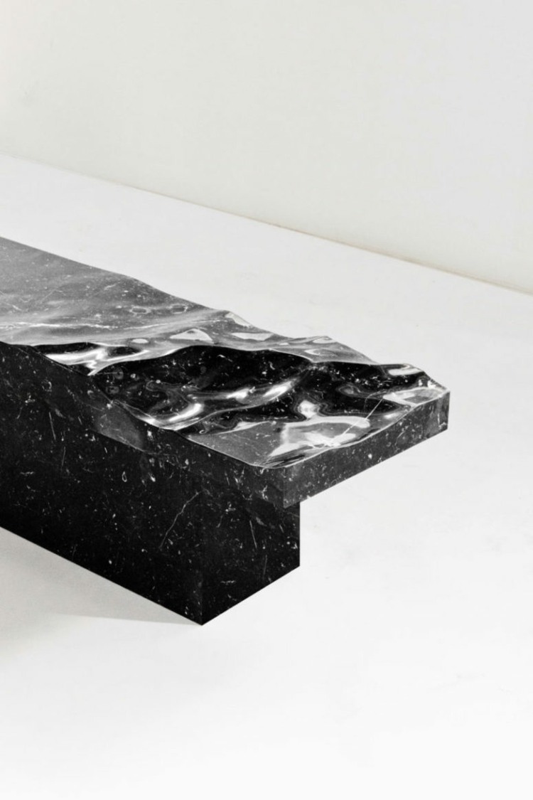 blocos de mármore superfície irregular banco preto