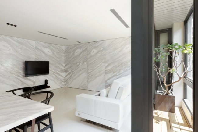 Apartamento com varanda com pintura de parede branca