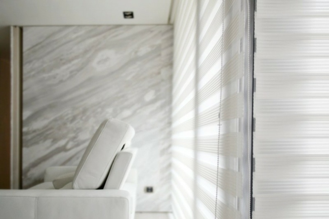 Apartamento com tela de privacidade de rolo moderno sofá estofado branco