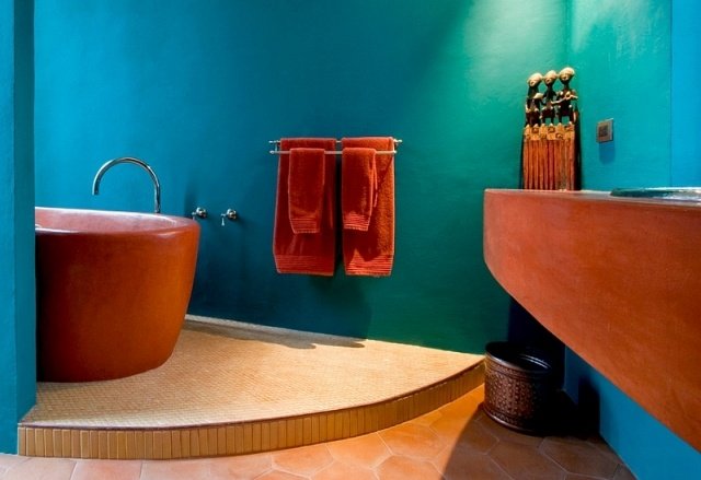 Banheiro-Mediterrâneo-aparência-colorido-carpete-parede-cor-azul