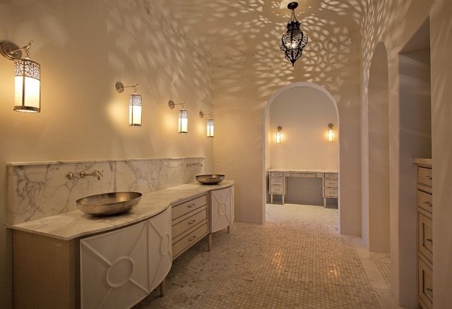 Padrões de parede-lanternas-estilo marroquino-mestre-banheiro-ideias