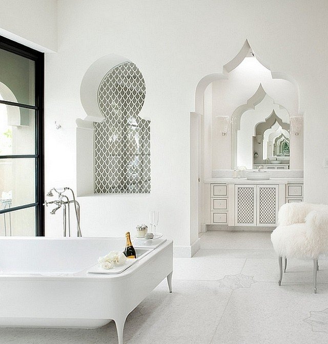 Banheiro de inspiração moderna marroquina com paredes brancas exóticas